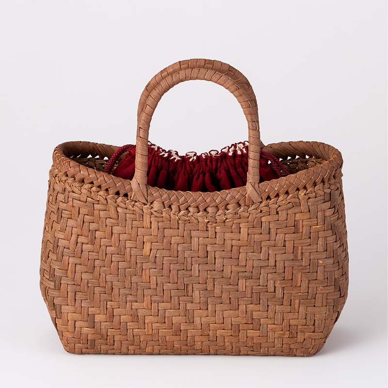 【ふるさと納税】 ≪ご好評につき1年以上待ち≫ 山形県西川町 大井沢産 山葡萄籠 山ぶどうのつるカゴ アーチ状 小 内袋付 （約縦17cm×横25cm×まち9cm 取っ手11cm） 蔓籠 籠 バック 手作り 職人 やまぶどう 国産 月山 民芸品 伝統工芸品 FYN6-002 サムネイル2