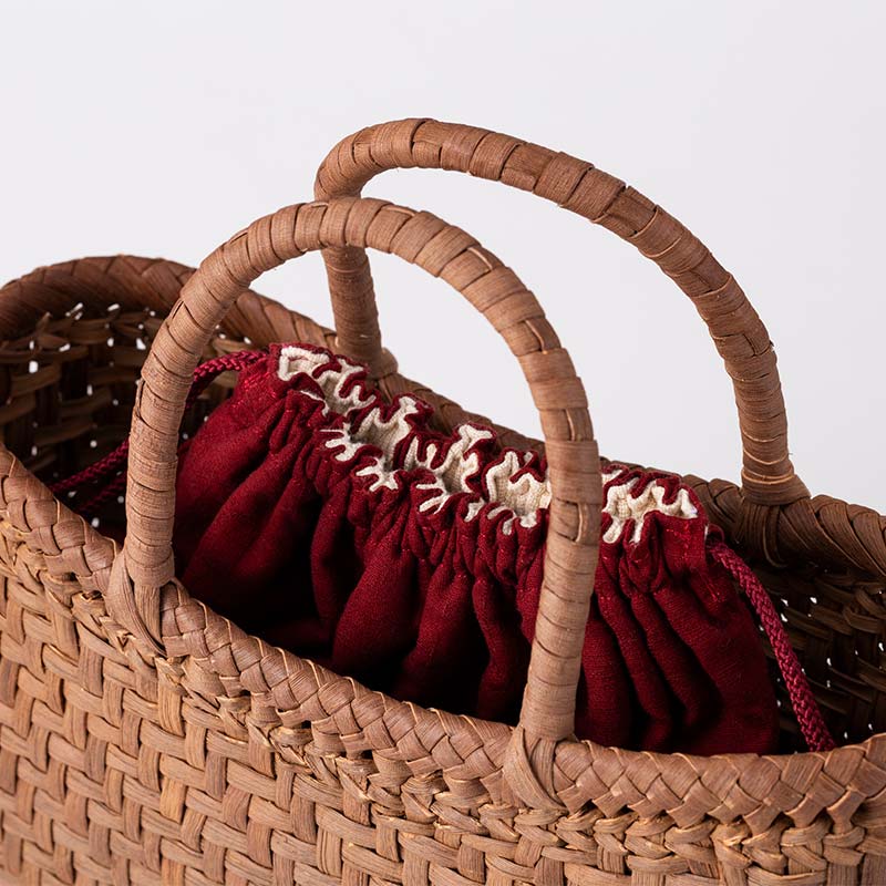 【ふるさと納税】 ≪ご好評につき1年以上待ち≫ 山形県西川町 大井沢産 山葡萄籠 山ぶどうのつるカゴ アーチ状 小 内袋付 （約縦17cm×横25cm×まち9cm 取っ手11cm） 蔓籠 籠 バック 手作り 職人 やまぶどう 国産 月山 民芸品 伝統工芸品 FYN6-002 サムネイル3