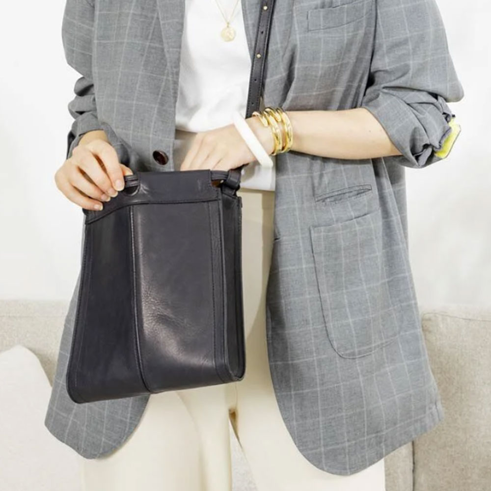 【ふるさと納税】＼レビューキャンペーン実施中／ 【選べるカラー】ANDERSENBAG フレット No.9300 フレット・ショルダー トープ ブラック ブラウン ショルダー バッグ かばん 鞄 カバン 軽量 ユニセックス レザー 革 オイルレザー 山形県 白鷹町 送料無料 サムネイル3