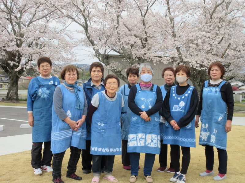 【ふるさと納税】《数量限定おまけ付き》藍染めストール（絹） ストライプショール房付き ならは藍染め会【 ストール 藍染め 生葉染め 絹 シルク ギフト 贈り物 プレゼント 藍 手作り 手染め ハンドメイド 福島 楢葉 ファッション 母の日 父の日 敬老の日 プレゼント 】 サムネイル2