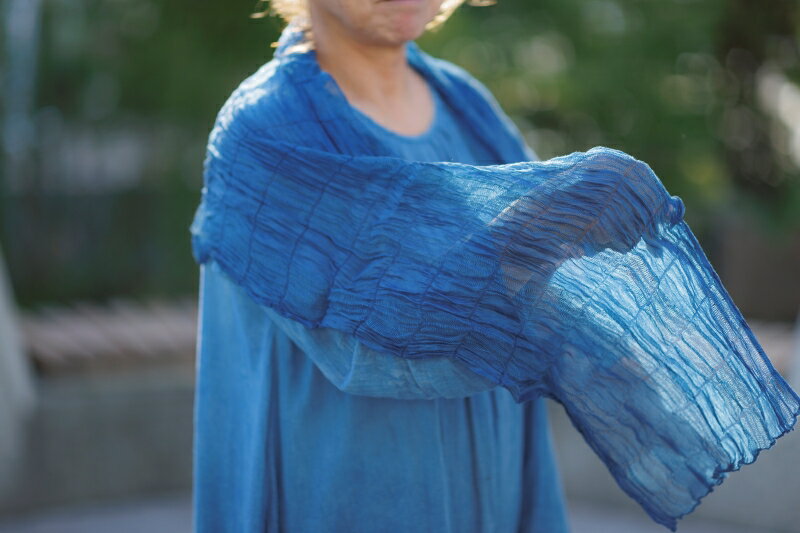 【ふるさと納税】《数量限定おまけ付き》藍染めストール（絹）乾燥葉染め ならは藍染め会【ストール 藍染め 乾燥葉染め 絹 シルク ギフト 贈り物 プレゼント 藍 手作り 手染め ハンドメイド 鮮やか 福島 楢葉 ファッション 母の日 父の日 敬老の日 プレゼント 】 サムネイル2