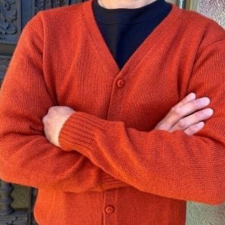 【アルパカ専門店　T'IKA】メンズカーディガンVネック　れんがオレンジ　(アルパカ100％) 【アパレル 洋服 おしゃれ 羽織 プレゼント 毛糸 大きめ サイズ 水戸市 橙色】(AL-3)