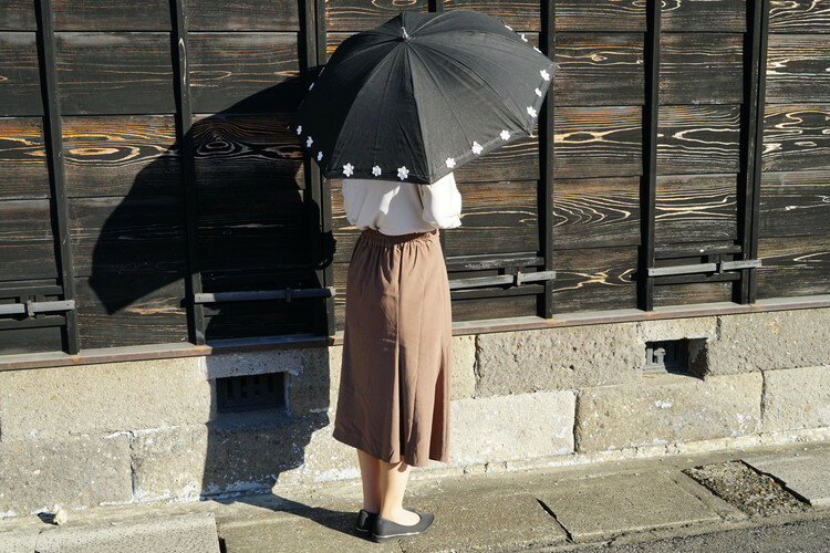 【ふるさと納税】雪華模様の刺繍入り日傘（晴雨兼用・サイズ50cm・UV加工・麻50％綿50％）カラー：黒 日傘 50センチ 晴雨兼用 UV加工 雪の結晶 ブラック 黒 おしゃれ かわいい スタイリッシュ 雨 梅雨 夏 日差し 日よけ 贈答 贈り物 プレゼント 父の日 母の日_BL19 サムネイル2