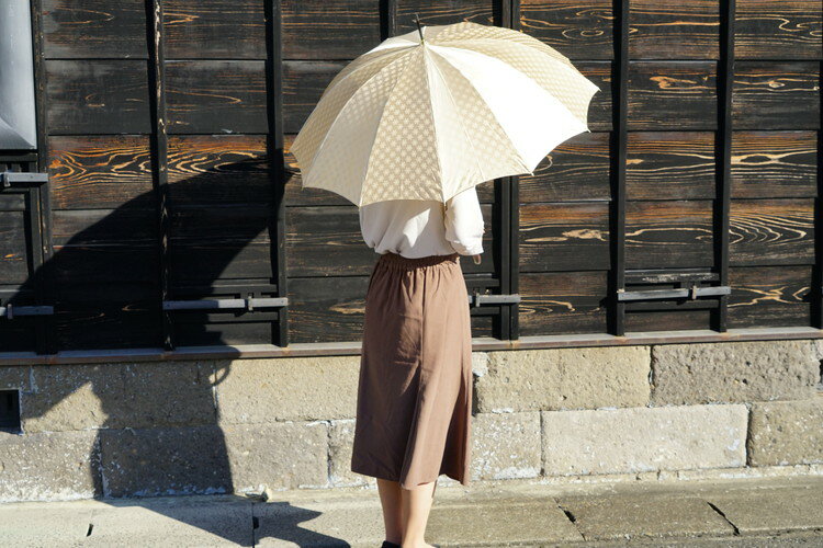 【ふるさと納税】雪華模様のオリジナル傘（サイズ60cm）「もらっても、贈っても喜ばれる傘」カラー：ベージュ| 傘 かさ 60センチ 雨具 メンズ レディース 兼用 雪の結晶 ベージュ おしゃれ かわいい スタイリッシュ 雨 梅雨 贈答 贈り物 プレゼント 父の日 母の日 _BL07 サムネイル2