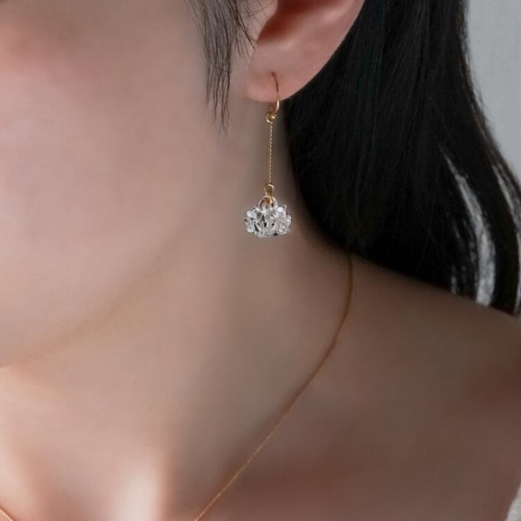 【ふるさと納税】HARIO ピアス「シロツメクサ」シリーズ［HAP-C-004］｜耐熱 ガラス アクセサリー ハリオ ランプワークファクトリー 職人 繊細 フォーマル カジュアル きれいめ 贈答 ギフト プレゼント お祝 お褒美 手作り ハンドメイド お祝 _BD87 サムネイル3