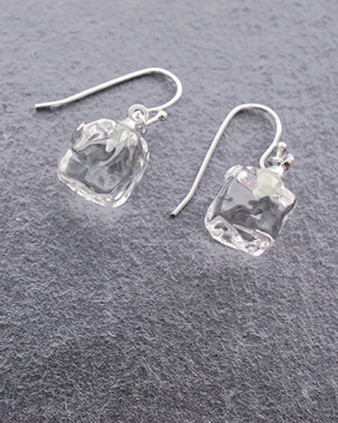 【ふるさと納税】HARIO ピアス アイス［HAA-I-002］ ※離島への配送不可｜耐熱 ガラス アクセサリー ハリオ ランプワークファクトリー 職人 繊細 フォーマル カジュアル きれいめ おしゃれ 20代 30代 40代 ギフト プレゼント お祝 ご褒美 _FM18 サムネイル2