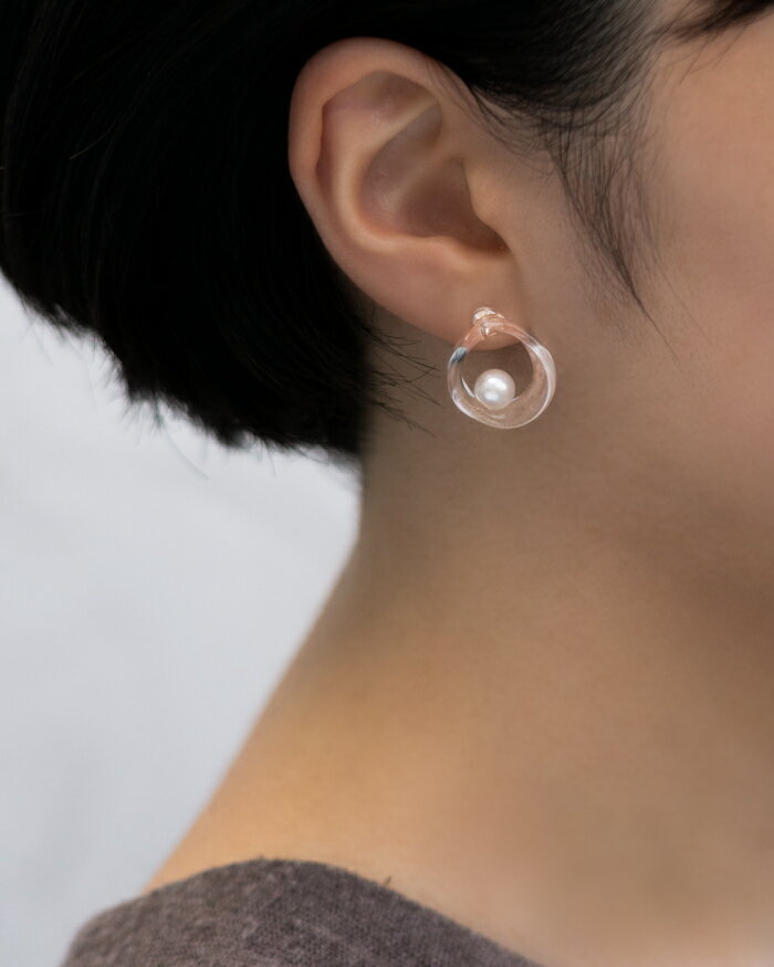 【ふるさと納税】HARIO ピアス フープパール K10［HAPR-HP-P-K10 ］ ※離島への配送不可｜耐熱 ガラス アクセサリー ハリオ ランプワークファクトリー 職人 繊細 フォーマル カジュアル きれいめ おしゃれ 20代 30代 40代 ギフト プレゼント _FM57 サムネイル2