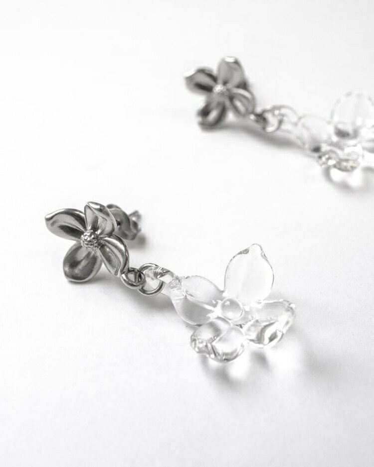 【ふるさと納税】HARIO ピアス ハナタバ HANS-HT-P-TI｜耐熱 ガラス アクセサリー ハリオ 職人 繊細 フォーマル カジュアル きれいめ おしゃれ 20代 30代 40代 贈答 プレゼント ギフト 贈り物 お祝 ご褒美 記念品 _FU24 ※離島への配送不可 サムネイル2