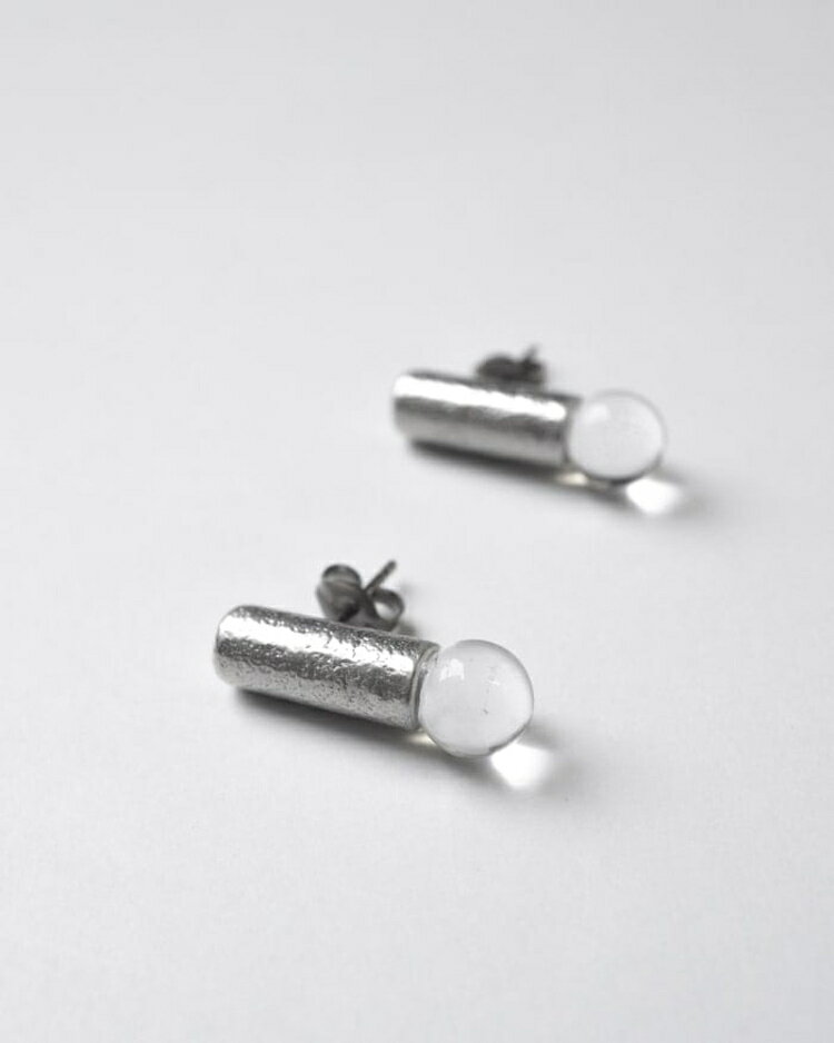 【ふるさと納税】HARIO ピアス セン HANS-SN-P-TI｜耐熱 ガラス アクセサリー ハリオ 職人 繊細 フォーマル カジュアル きれいめ おしゃれ 20代 30代 40代 贈答 プレゼント ギフト 贈り物 お祝 ご褒美 記念品 _FU26 ※離島への配送不可 サムネイル3