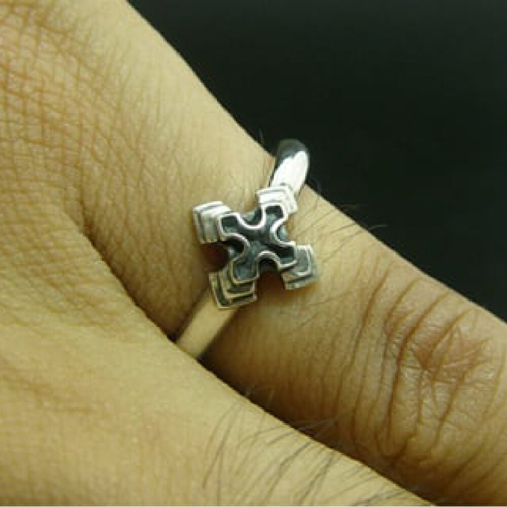 【ふるさと納税】pyramid cross ring ピラミッド クロス リング｜ 指輪 シルバー アクセサリー 十字架 モチーフ 925 ハンドメイド 選べる サイズ ジュエリー アクセ ファッション 人気 シンプル ギフト プレゼント年末年始 お中元 お歳暮 内祝い 快気祝い サムネイル2