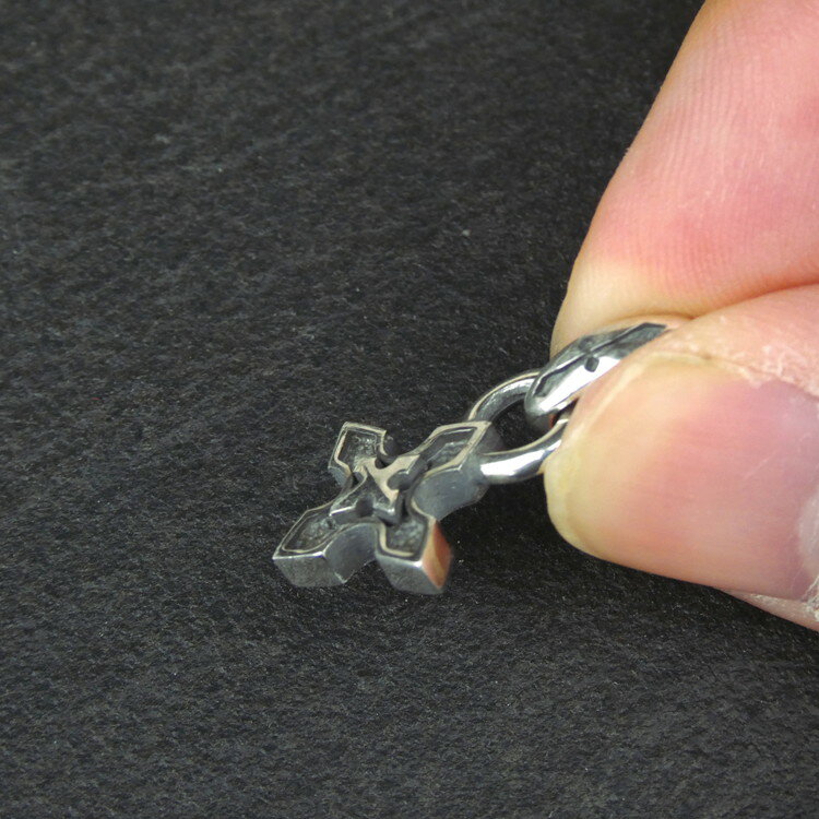 【ふるさと納税】small edge cross pendant スモール エッジ クロス ペンダント ｜ シルバー アクセサリー 十字架 モチーフ 925 ペンダントトップ ネックレス チャーム ファッション ハンドメイド 人気 シンプル ギフト プレゼント 年末年始 お中元 お歳暮 内祝い 快気祝い サムネイル3