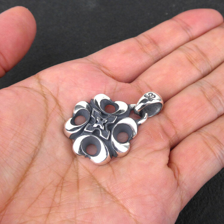 【ふるさと納税】Gothic double cross pendant ゴシック ダブル クロス ペンダント ｜ シルバー アクセサリー 十字架 モチーフ 925 ペンダントトップ ネックレス チャーム アクセ ハンドメイド 人気 シンプル ギフト プレゼント 年末年始 お中元 お歳暮 内祝い 快気祝い サムネイル3