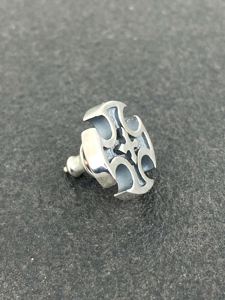 【ふるさと納税】small iron cross pierce スモール アイアン クロス ピアス ｜ シルバー アクセサリー 十字架 モチーフ 925 ハンドメイド ジュエリー アクセ ファッション 人気 シンプル ギフト プレゼント 年末年始 お中元 お歳暮 内祝い 快気祝い サムネイル2