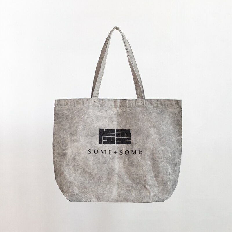 【初山染工】 足利竹炭染めトートバック（新デザイン） 足利市 山林 刈り取った竹 竹炭 竹炭染め製品 竹炭を細かく粉砕した竹炭の粉 炭水溶液にして染めます トートバッグ 炭の持つ性質を生地に付着させることができる 栃木県 足利市 F7Z-331