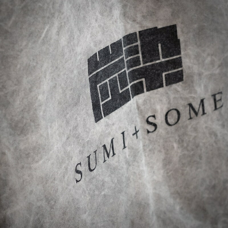 【ふるさと納税】【初山染工】 足利竹炭染めトートバック（新デザイン） 足利市 山林 刈り取った竹 竹炭 竹炭染め製品 竹炭を細かく粉砕した竹炭の粉 炭水溶液にして染めます トートバッグ 炭の持つ性質を生地に付着させることができる 栃木県 足利市 F7Z-331 サムネイル2