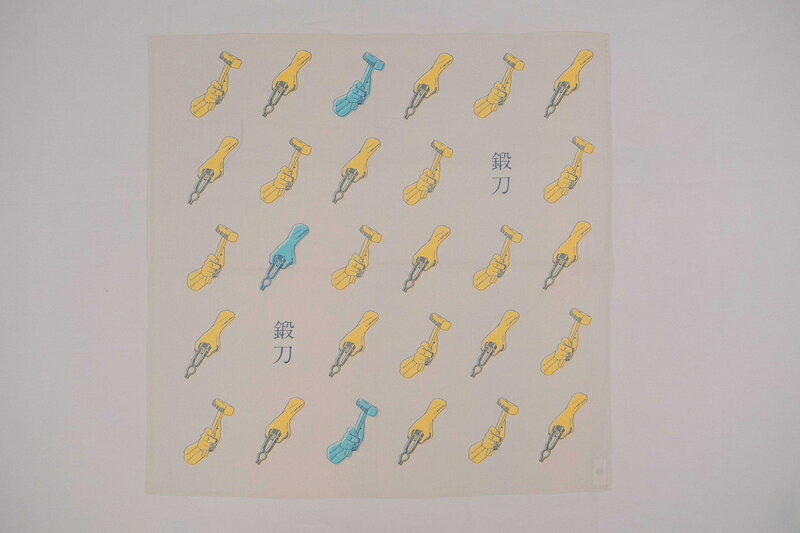 【ふるさと納税】刀剣デザインハンカチ「TANTOU - 鍛刀 -」【刀を打つ「刀鍛冶」の手のイラスト　ポップなデザイン　ハンカチ　刀を挟む火箸　刀を叩く小鎚を持つ手 栃木県 足利市 】 F7Z-354 サムネイル2