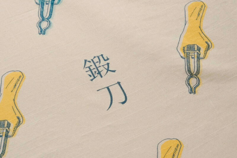 【ふるさと納税】刀剣デザインハンカチ「TANTOU - 鍛刀 -」【刀を打つ「刀鍛冶」の手のイラスト　ポップなデザイン　ハンカチ　刀を挟む火箸　刀を叩く小鎚を持つ手 栃木県 足利市 】 F7Z-354 サムネイル3