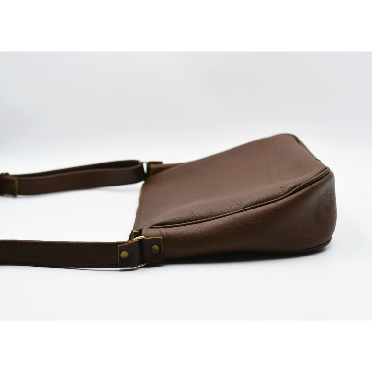 【ふるさと納税】益子の革工房maharoのラウンドショルダーバッグ（L）キャメルブラウン(AX117-1) サムネイル3