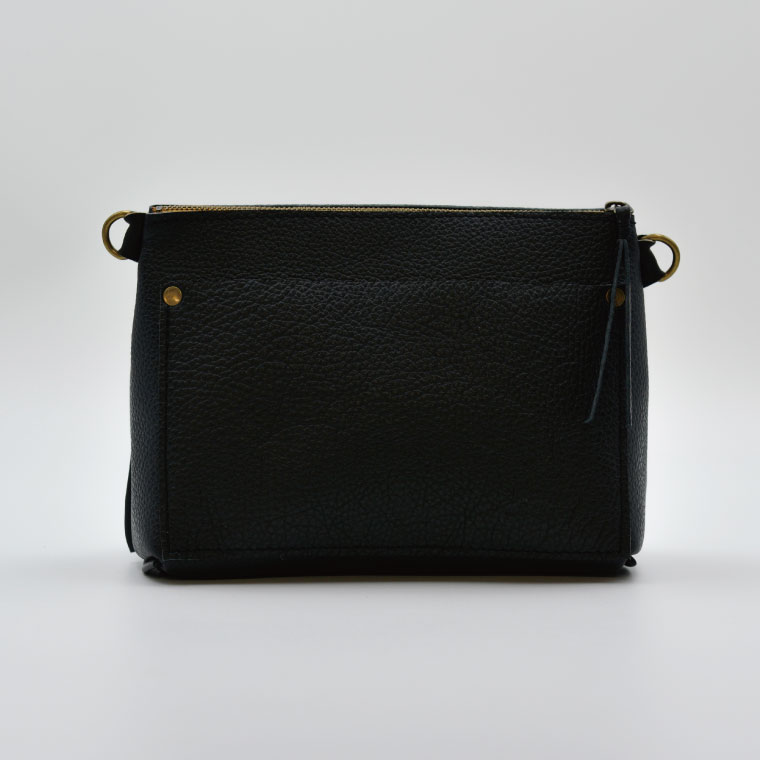 【ふるさと納税】益子の革工房maharoのショルダーポーチ　ワイド（S）ブラック｜栃木県 益子町 ふるさと納税 ショルダーポーチ ワイド 牛革 手作り（AX135） サムネイル2