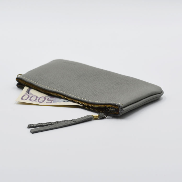 【ふるさと納税】益子の革工房maharoのファスナーお札ケース　ライトグレー｜栃木県 益子町 ふるさと納税 ファスナーお札ケース 牛革 手作り（AX138-4） サムネイル3