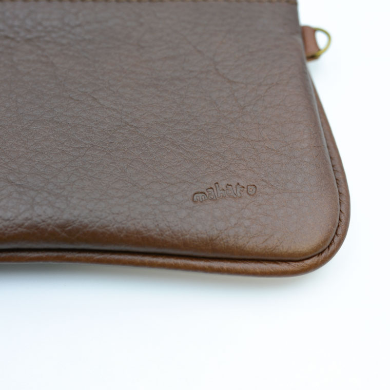 【ふるさと納税】益子の革工房maharoのファスナー 通帳ケース　キャメルブラウン｜栃木県 益子町 ふるさと納税 ファスナー通帳ケース 牛革 手作り（AX139-1） サムネイル3