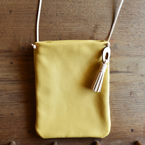 【ふるさと納税】レザーサコッシュ　イエロー｜栃木県 益子町 ふるさと納税 日用品 サコッシュ 革 チャーム付き（BB009-2-1） サムネイル2