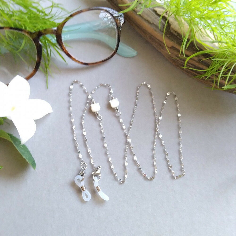 【ふるさと納税】【小さなシェル猫】メガネチェーン　サージカルステンレス　アレルギー対応　白蝶貝　ネコモチーフ　天然石　プレゼント　ギフト　 | 雑貨 日用品 アクセサリー 人気 おすすめ 送料無料 サムネイル2