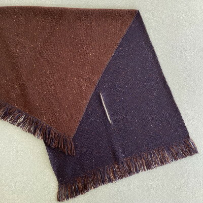 【ふるさと納税】紡績会社の編立て職人によるカシミヤ100%フリンジミニマフラー(ネイビー×ブラウン)【1341773】 サムネイル3