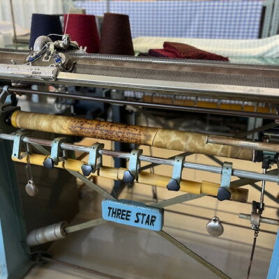 【ふるさと納税】紡績会社の編立て職人によるカシミヤ100%フリンジミニマフラー(チェリー×ネイビー)【1341776】 サムネイル2