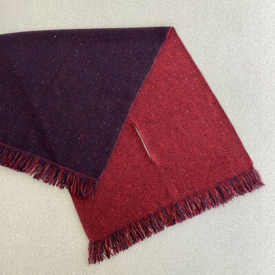 【ふるさと納税】紡績会社の編立て職人によるカシミヤ100%フリンジミニマフラー(チェリー×ネイビー)【1341776】 サムネイル3