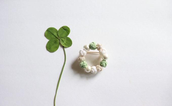 【ふるさと納税】水引ブローチ【シロツメクサ】[52210892] ファッション小物 小物 白 緑 コーディネート ワンポイント かわいい おしゃれ 胸元 お花 お花モチーフ 　お届け：発注後、2週間程度 サムネイル2
