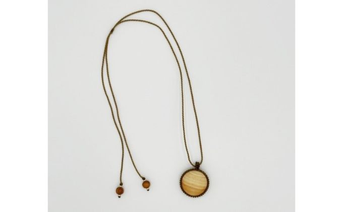 【ふるさと納税】西川材ペンダント(ラウンド)[52210899] ファッション アクセサリー 小物 首元 装飾 普段使い お出かけ おしゃれ ナチュラル ヒノキ使用 木製 オリジナルペンダント 　お届け：発注後3カ月程度 サムネイル3