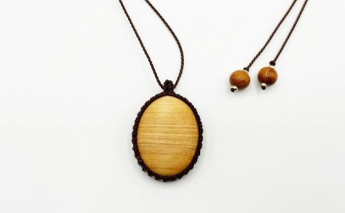 【ふるさと納税】西川材ペンダント(オーバル)[52210900] ファッション アクセサリー 小物 首元 装飾 普段使い お出かけ おしゃれ ナチュラル ヒノキ使用 木製 オリジナルペンダント 　お届け：発注後3カ月程度 サムネイル3