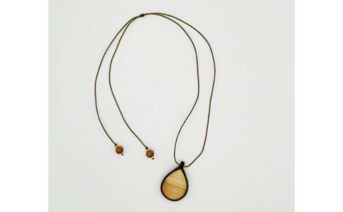 【ふるさと納税】西川材ペンダント(しずく)[52210901] ファッション アクセサリー 小物 首元 装飾 普段使い お出かけ おしゃれ ナチュラル ヒノキ使用 木製 オリジナルペンダント 　お届け：発注後3カ月程度 サムネイル3