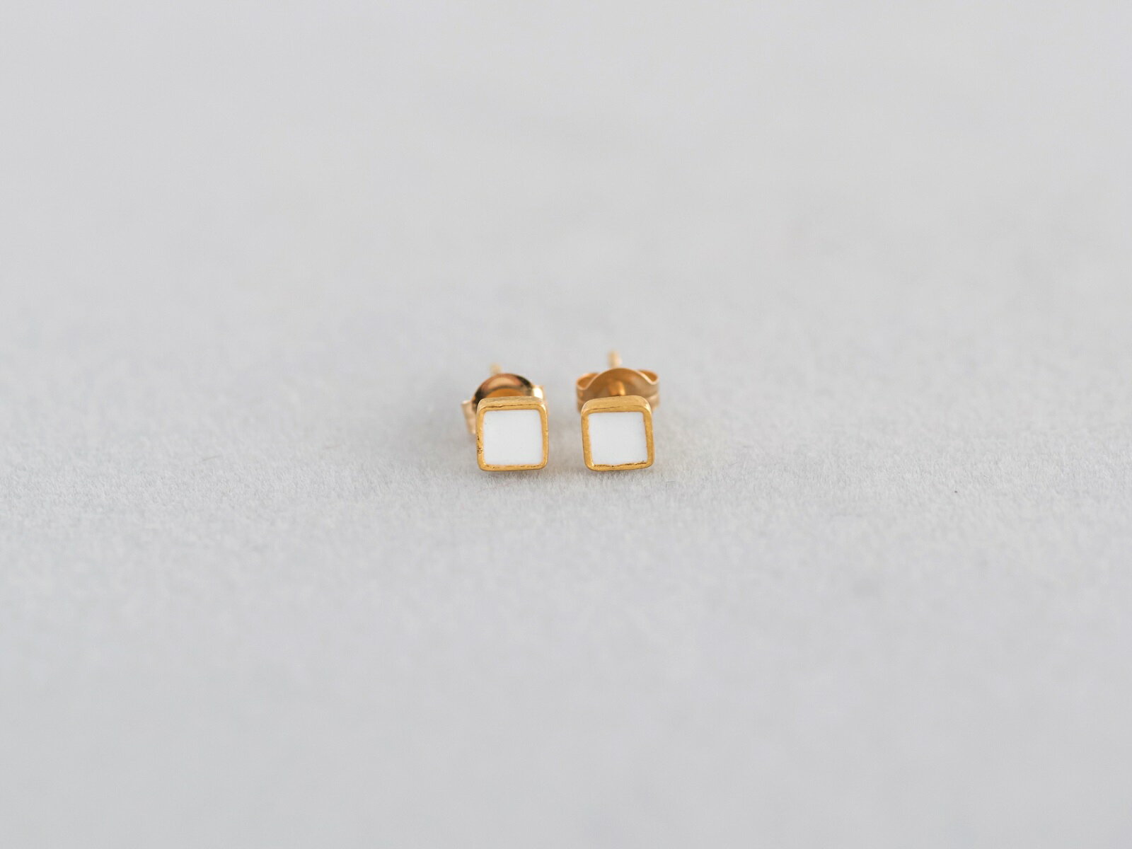 【ふるさと納税】ピアス K18 ミントグリーン 七宝 | ゴールド ピアス ゴールドピアス アクセ 七宝ピアス アクセサリー 七宝 七宝焼き 18金 ジュエリー 上品 レディース 装飾 記念日 お祝い 誕生日 ギフト 作品 手仕事 伝統工芸 Kenichi Kondo 埼玉県 北本市 サムネイル3