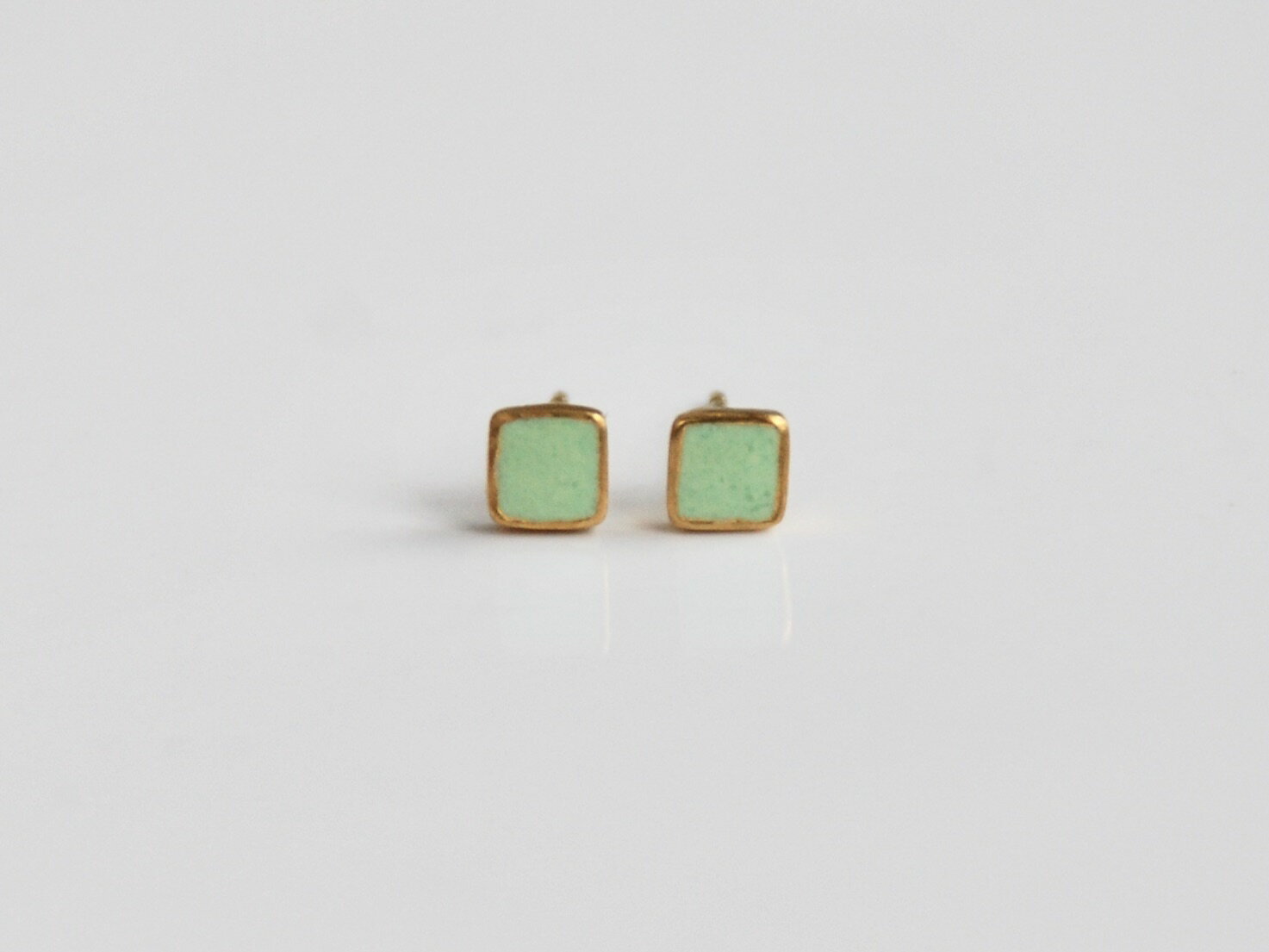 ピアス K18 ミントグリーン 七宝 | ゴールド ピアス ゴールドピアス アクセ 七宝ピアス アクセサリー 七宝 七宝焼き 18金 ジュエリー 上品 レディース 装飾 記念日 お祝い 誕生日 ギフト 作品 手仕事 伝統工芸 Kenichi Kondo 埼玉県 北本市