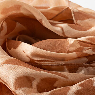 【ふるさと納税】草木染めSilkストール 《長瀞びわ染めテラコッタ》《秩父銘仙柄》【1255438】 サムネイル3