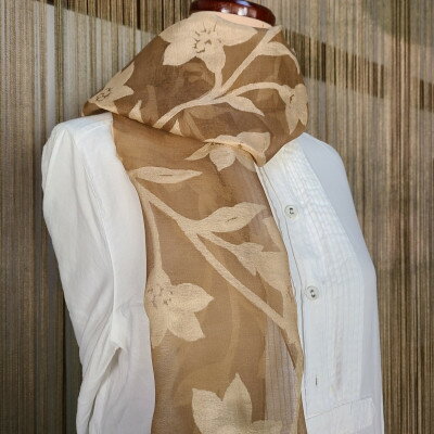 草木染めSilkストール《秩父ヤシャブシ染めチャコールグレー》《百合蔓草(つたくさ)柄》【1375680】