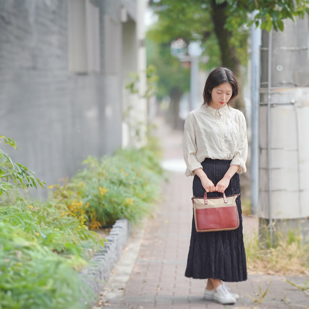 【ふるさと納税】牛革かぶせ×帆布 手提げショルダー＜4色から選択＞　【12203-0377】 acoustic world 日本製 鞄 かばん 贈り物 プレゼント ギフト 千葉県 市川市 サムネイル2