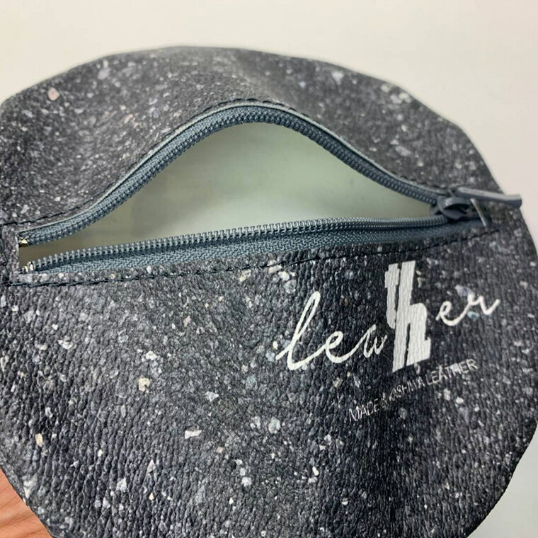 【ふるさと納税】【柏レザー】松戸市マンホールポーチ　メンズ　レディース　小物入れ　カード　小銭　コイン　お札　マスク　衛生用品 サムネイル3