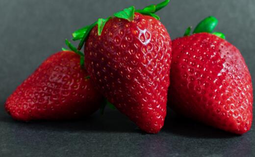 【ふるさと納税】秋澤園の樹なり完熟いちご【18～8粒×2P】 ｜ いちご イチゴ 苺 完熟 サムネイル3