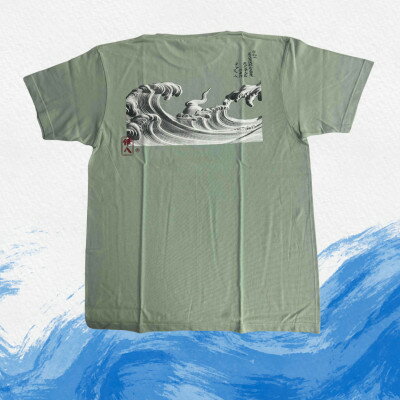 【ふるさと納税】葛飾北斎名画の原点「波に宝珠」をモチーフにした『波の伊八』Tシャツ　ライトセージ【Mサイズ】【1527404】 サムネイル2