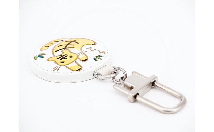 【ふるさと納税】文庫屋大関 干支キーホルダー 寅 ドアに冷蔵庫にペタリ 干支 キーホルダー マグネット入り 磁石入り 革製品 革小物 革製 日用品 雑貨 小物雑貨 マグネット 磁石 工芸品 民芸品 伝統工芸品 東京 東京都 墨田区　お届け：発送可能時期より順次配送 サムネイル3