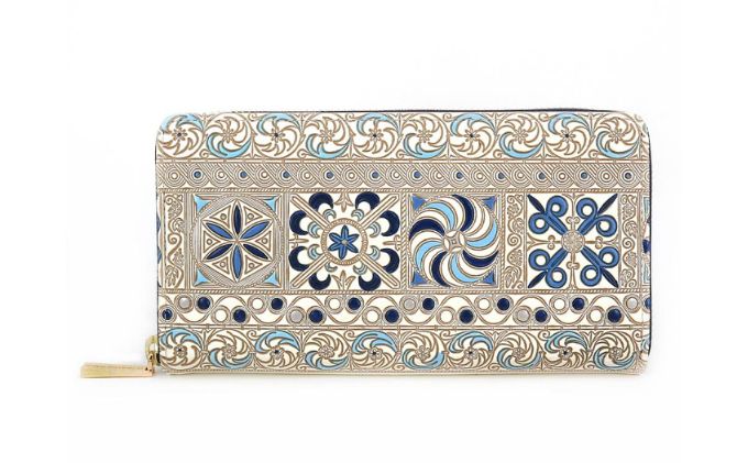 【ふるさと納税】長財布 大容量 ぐるっとファスナーの長財布 錦紗〈青〉 文庫屋大関 通帳が入る 財布 レディース ラウンドファスナー レザー 本革 革 文庫革 レディース財布 お財布 通帳 通帳入れ 通帳ケース 日本製 東京 墨田区　お届け：発送可能時期より順次配送 サムネイル2