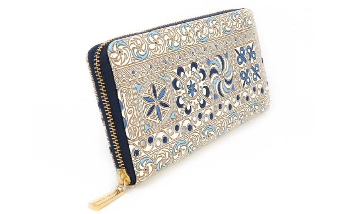 【ふるさと納税】長財布 大容量 ぐるっとファスナーの長財布 錦紗〈青〉 文庫屋大関 通帳が入る 財布 レディース ラウンドファスナー レザー 本革 革 文庫革 レディース財布 お財布 通帳 通帳入れ 通帳ケース 日本製 東京 墨田区　お届け：発送可能時期より順次配送 サムネイル3