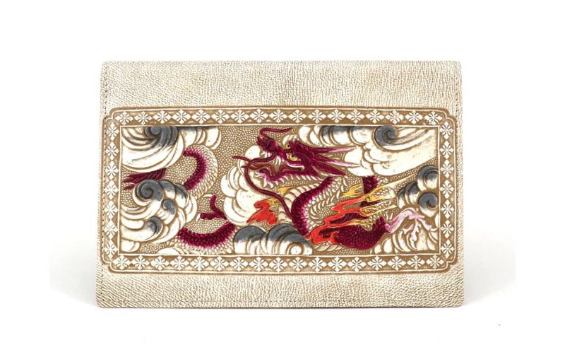 【ふるさと納税】ケース パーソナルホルダー 龍 ワイン 文庫屋大関 ポーチ 通帳ケース 通帳入れ カードケース パスケース カード 通帳 収納 収納ポーチ 保管ケース 本革 革 皮革 工芸品 工芸 雑貨 和柄 和 日本製 東京　お届け：発送可能時期より順次配送 サムネイル2