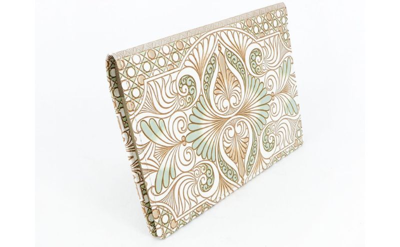 【ふるさと納税】ケース パーソナルホルダー ロカイユ ペールカーキ 文庫屋大関 ポーチ 通帳ケース 通帳入れ カードケース パスケース 通帳 収納 収納ポーチ 本革 革 皮革 雑貨 おしゃれ 日本製 東京　お届け：発送可能時期より順次配送 サムネイル3