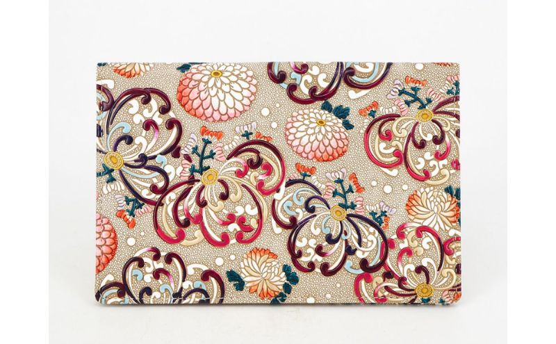 【ふるさと納税】ケース パーソナルホルダー 乱菊 赤紫 文庫屋大関 ポーチ 通帳ケース 通帳入れ カードケース パスケース 通帳 収納 保管ケース 本革 革 皮革 工芸品 工芸 雑貨 和柄 和 日本製 東京　お届け：発送可能時期より順次配送 サムネイル2