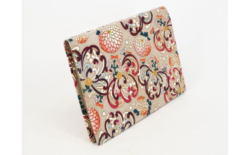 【ふるさと納税】ケース パーソナルホルダー 乱菊 赤紫 文庫屋大関 ポーチ 通帳ケース 通帳入れ カードケース パスケース 通帳 収納 保管ケース 本革 革 皮革 工芸品 工芸 雑貨 和柄 和 日本製 東京　お届け：発送可能時期より順次配送 サムネイル3