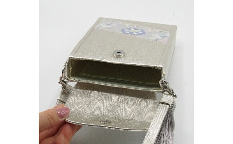 【ふるさと納税】ポーチ 珠陽工芸スマホポーチ 銀ラミネート相良刺繍 スマホポーチ スマホケース 小物入れ カードケース ポケット付き 刺繍 刺しゅう ファッション 雑貨 東京 サムネイル3